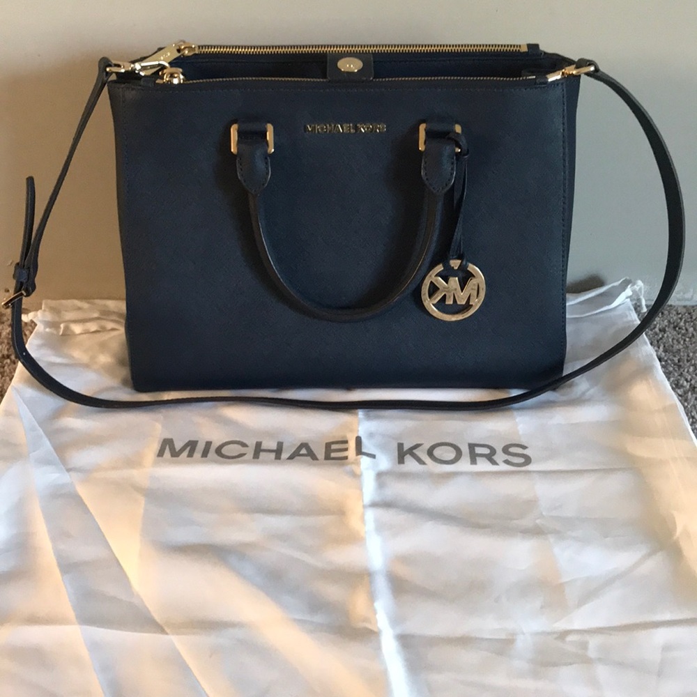 MICHAEL KORS Navy hand bag. - Picture 2 of 3